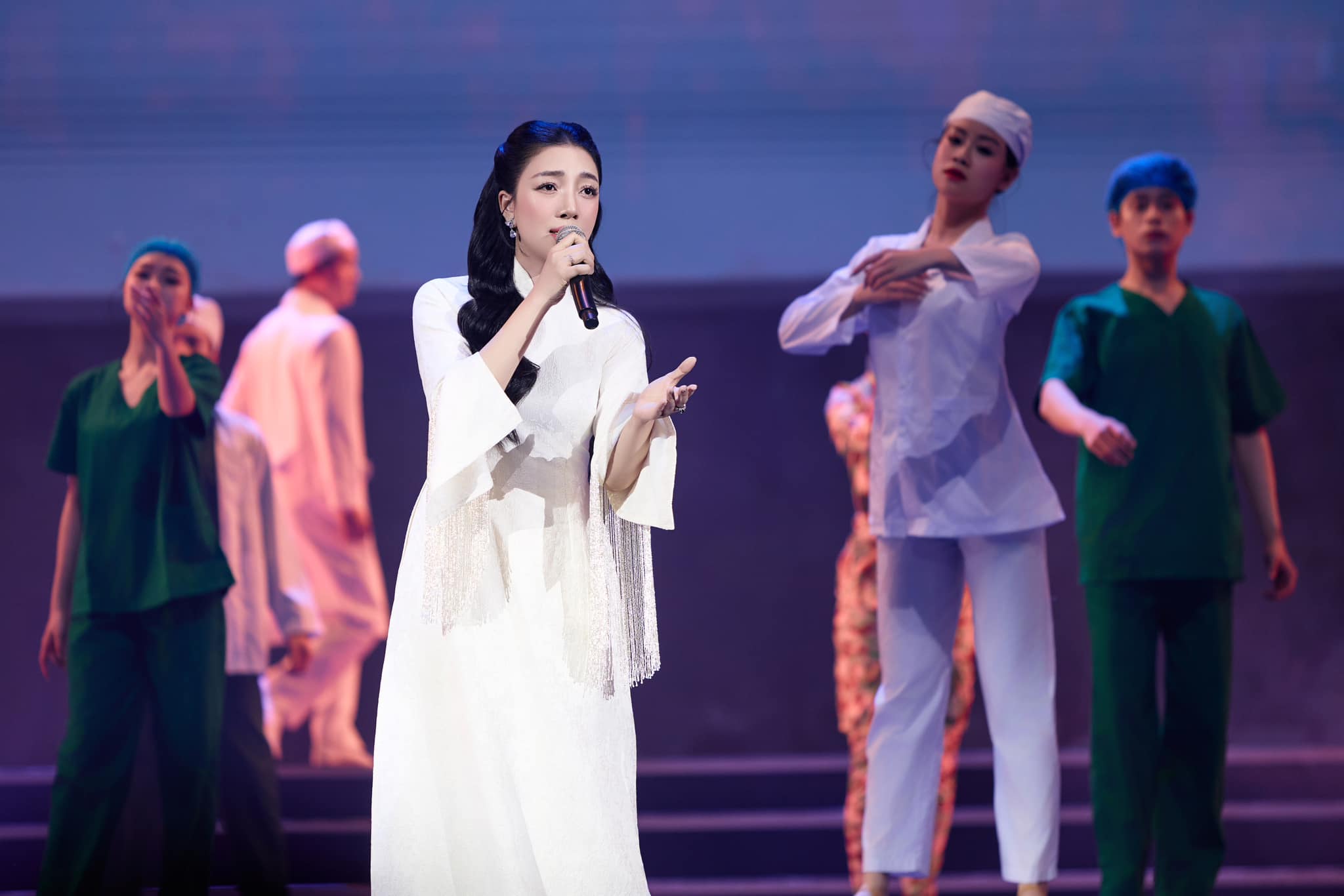 'Họa mi bán cổ điển' Phạm Thu Hà: 'Hôn nhân không phải là đích đến bắt buộc'- Ảnh 2. 'Họa mi bán cổ điển' Phạm Thu Hà: 'Hôn nhân không phải là đích đến bắt buộc'- Ảnh 2.