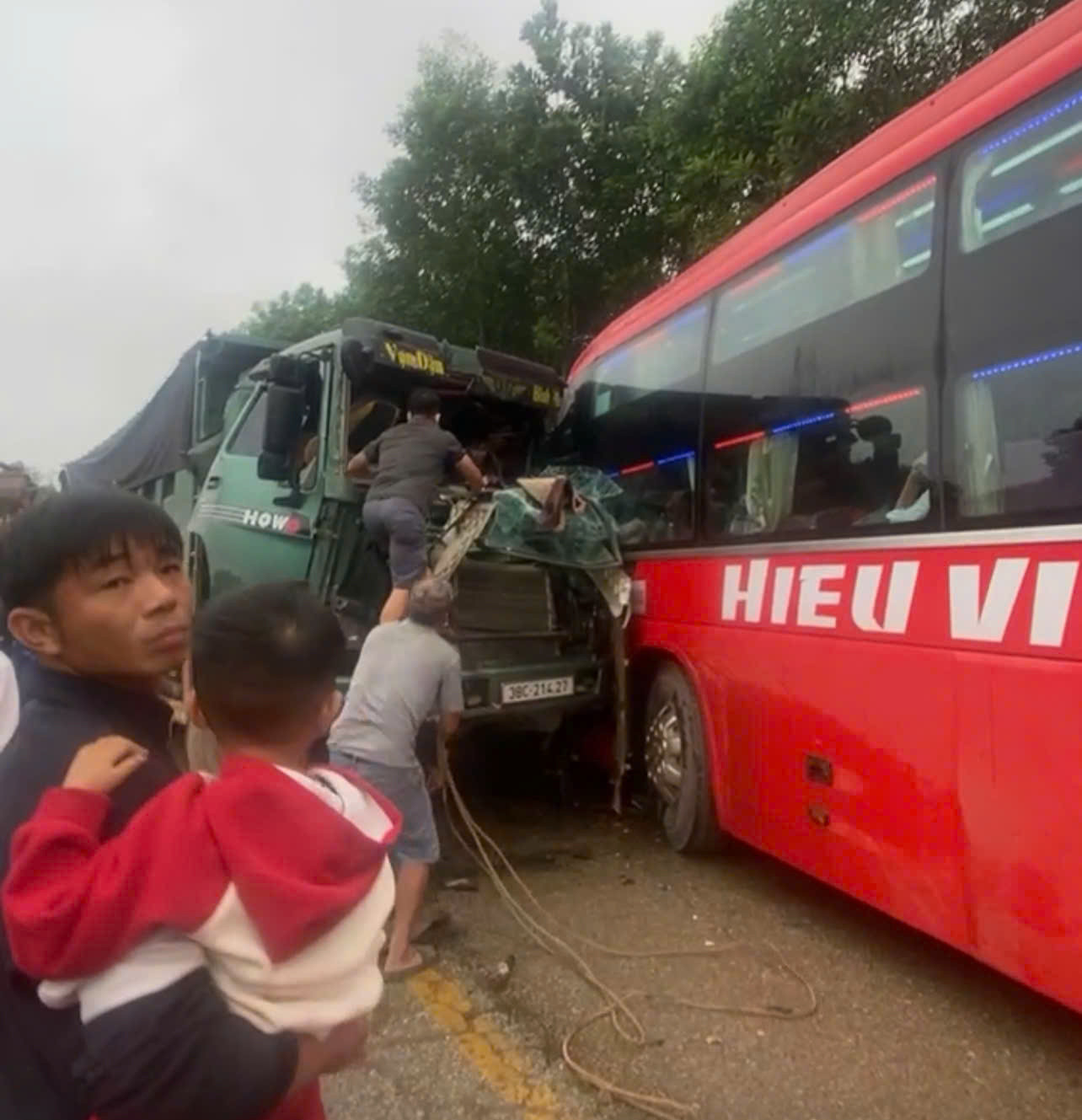 Chở người sau sự cố tàu hoả gặp nạn, ô tô khách đối đầu với xe tải - Ảnh 1.