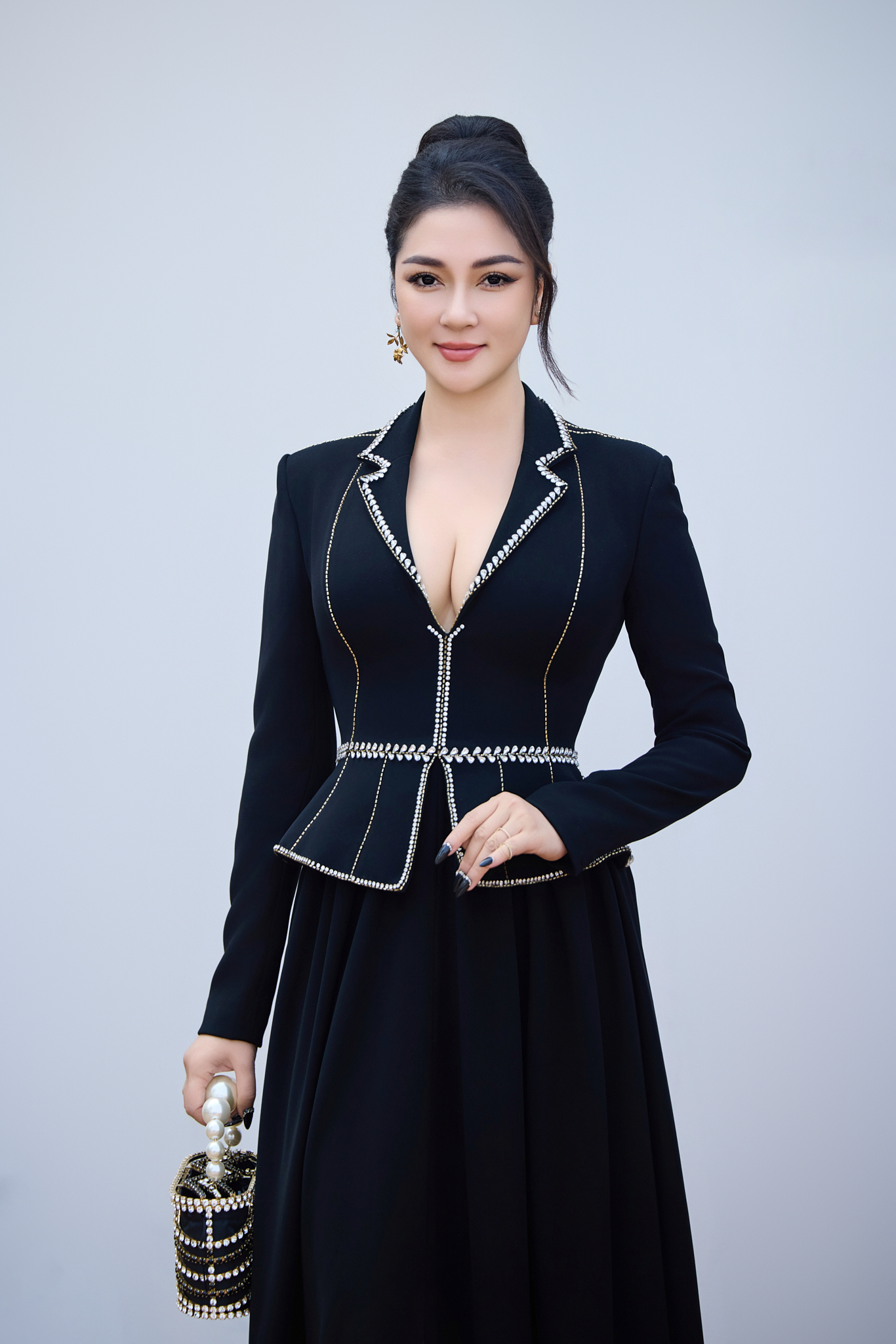 Hoa hậu Nguyễn Thị Huyền khoe vẻ đẹp gợi cảm tuổi 40 - Ảnh 5.