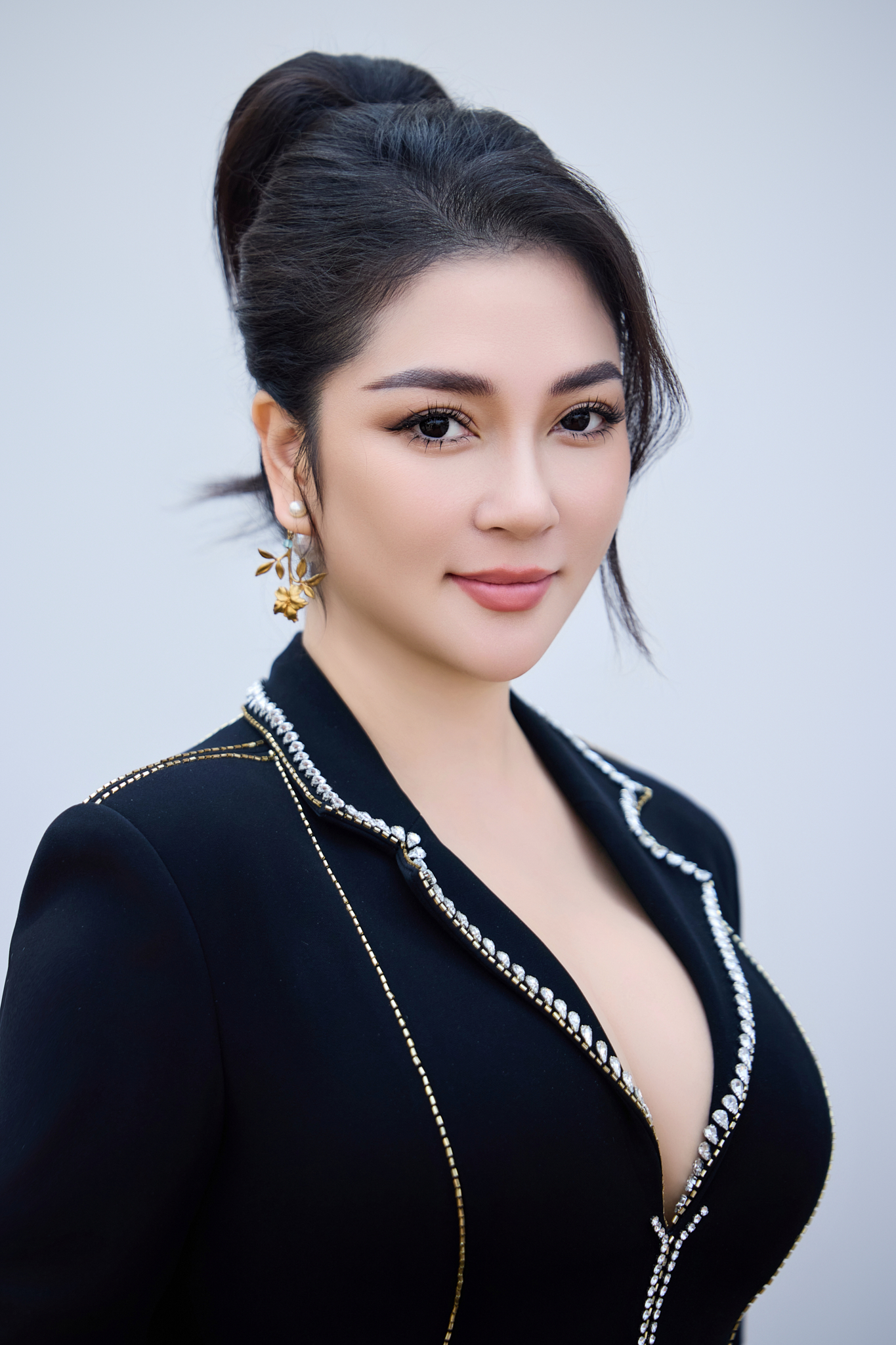Hoa hậu Nguyễn Thị Huyền khoe vẻ đẹp gợi cảm tuổi 40 - Ảnh 2.