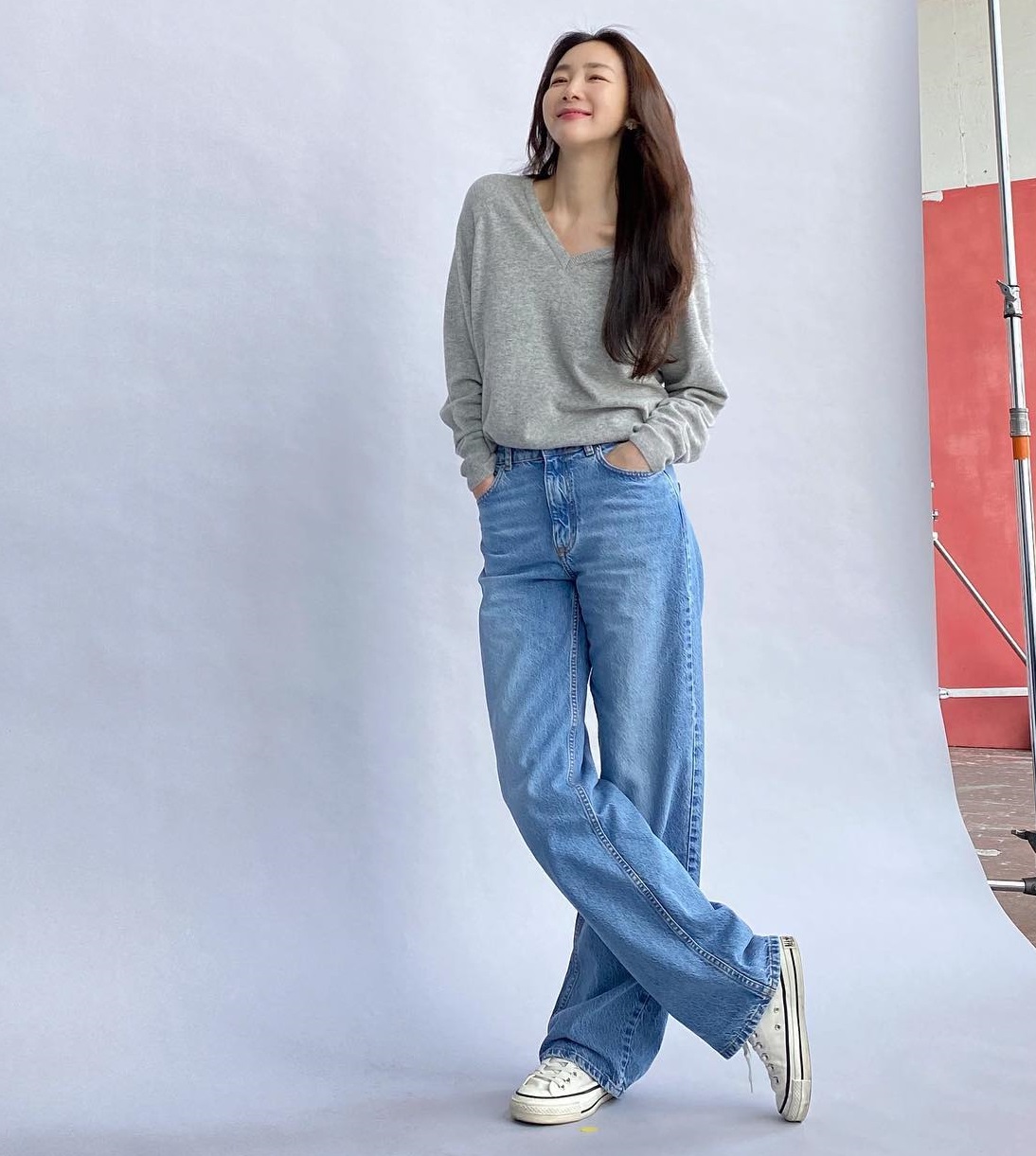 "Nữ hoàng nước mắt" Choi Ji Woo đam mê mặc quần jeans, bảo sao quá trẻ trung và năng động ở tuổi 50 - Ảnh 6. "Nữ hoàng nước mắt" Choi Ji Woo đam mê mặc quần jeans, bảo sao quá trẻ trung và năng động ở tuổi 50 - Ảnh 6.