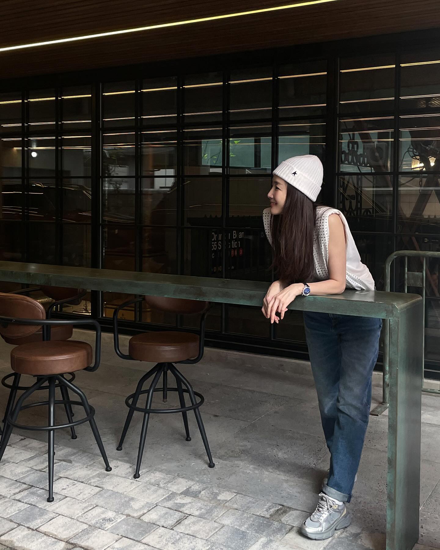"Nữ hoàng nước mắt" Choi Ji Woo đam mê mặc quần jeans, bảo sao quá trẻ trung và năng động ở tuổi 50 - Ảnh 1. "Nữ hoàng nước mắt" Choi Ji Woo đam mê mặc quần jeans, bảo sao quá trẻ trung và năng động ở tuổi 50 - Ảnh 1.