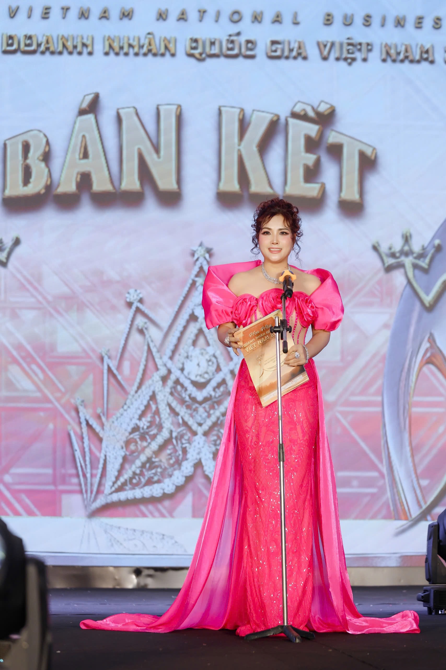 Top 20 bản sắc tỉnh thành khoe sắc trong đêm Bán kết Hoa hậu Doanh nhân Quốc gia Việt Nam 2025 - Ảnh 1.