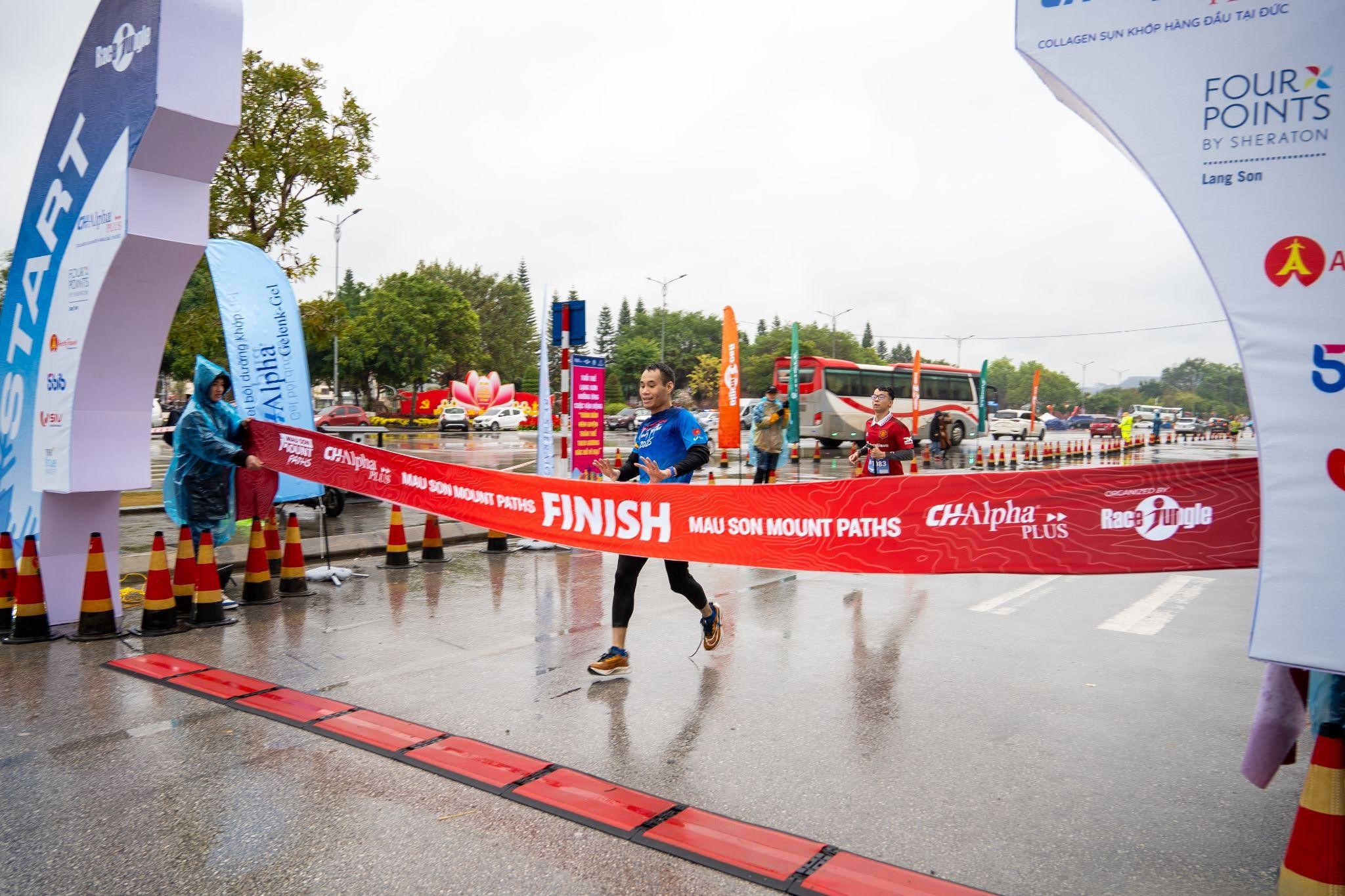 Chạy đường núi Mẫu Sơn - Phải bền bỉ đến đâu mới có thể về đích- Ảnh 1.
