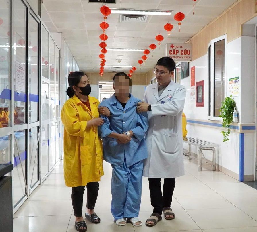 'Xé quy trình', mổ khẩn cấp cứu người phụ nữ bị chấn thương sọ não nguy kịch- Ảnh 1.