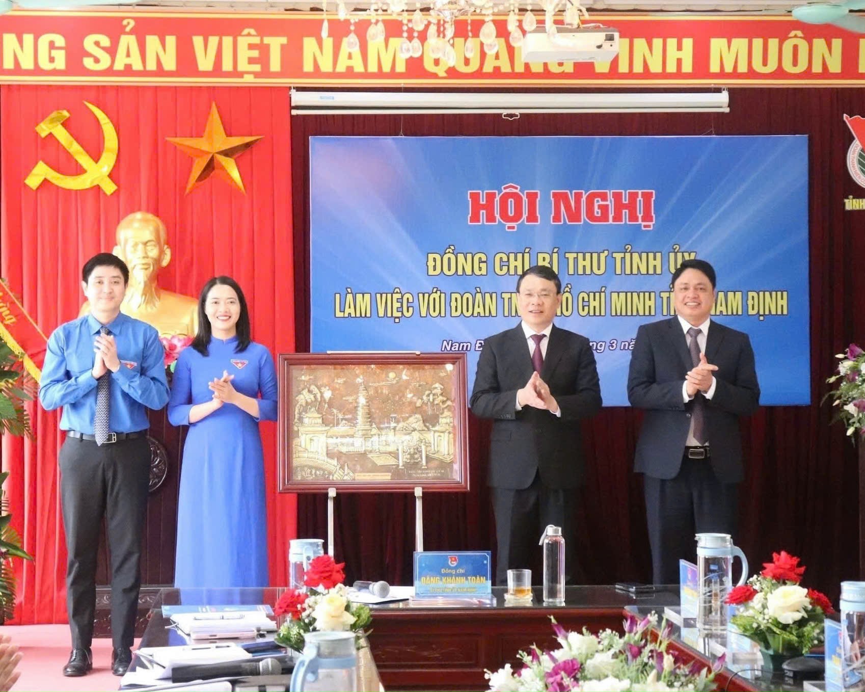 Trong năm qua Tỉnh đoàn Nam Định đã trao 7.247 suất quà cho thanh, thiếu nhi có hoàn cảnh khó khăn- Ảnh 1. Trong năm qua Tỉnh đoàn Nam Định đã trao 7.247 suất quà cho thanh, thiếu nhi có hoàn cảnh khó khăn- Ảnh 1.