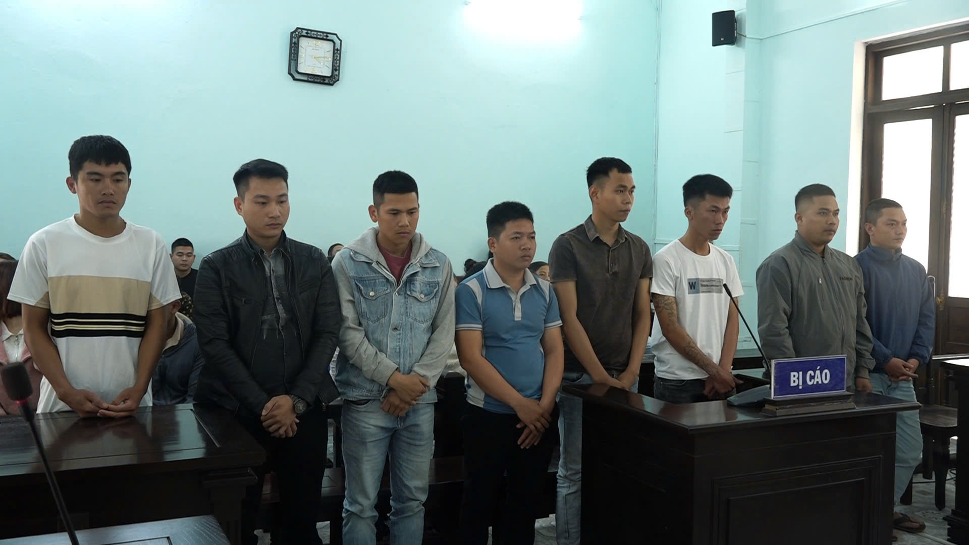 Đến quán bar sử dụng ma tuý, 8 thanh niên lĩnh án - Ảnh 1. Đến quán bar sử dụng ma tuý, 8 thanh niên lĩnh án - Ảnh 1.