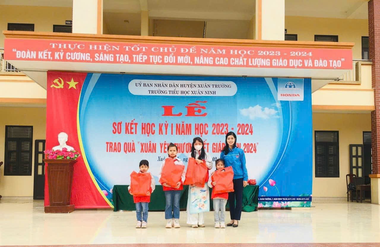 Trong năm qua Tỉnh đoàn Nam Định đã trao 7.247 suất quà cho thanh, thiếu nhi có hoàn cảnh khó khăn- Ảnh 2. Trong năm qua Tỉnh đoàn Nam Định đã trao 7.247 suất quà cho thanh, thiếu nhi có hoàn cảnh khó khăn- Ảnh 2.