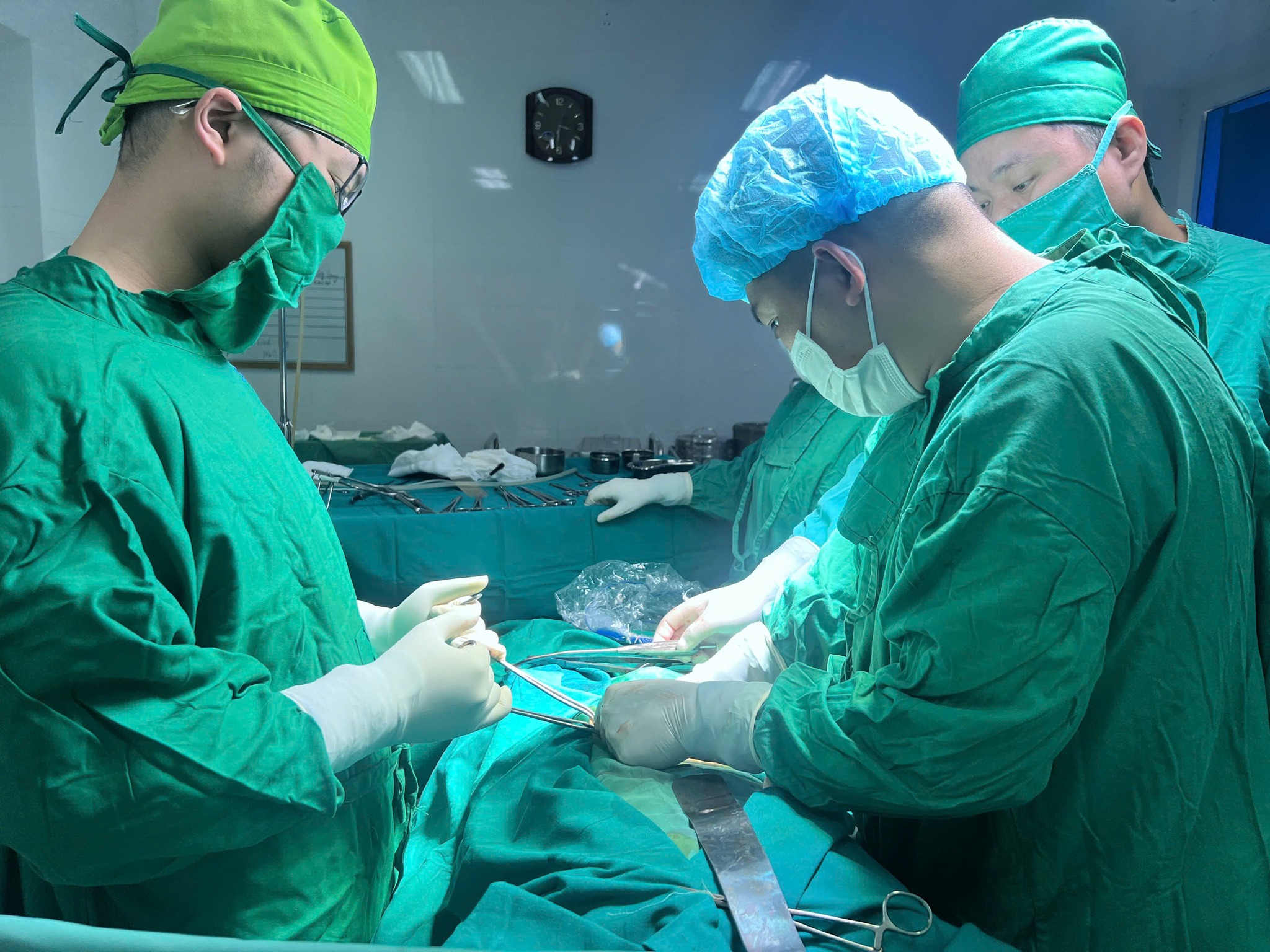 Nuốt phải xương gà, nhiều người bị thủng ruột non- Ảnh 1.