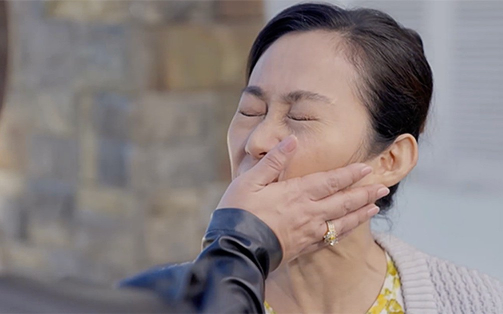 Hậu trường phim, NSƯT Hạnh Th&uacute;y bị diễn vi&ecirc;n Ngọc Lan t&aacute;t "x&acirc;y xẩm mặt m&agrave;y"