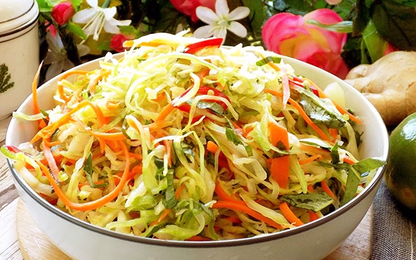 Bé 11 tuổi nguy kịch vì có sở thích ăn rau theo cách này