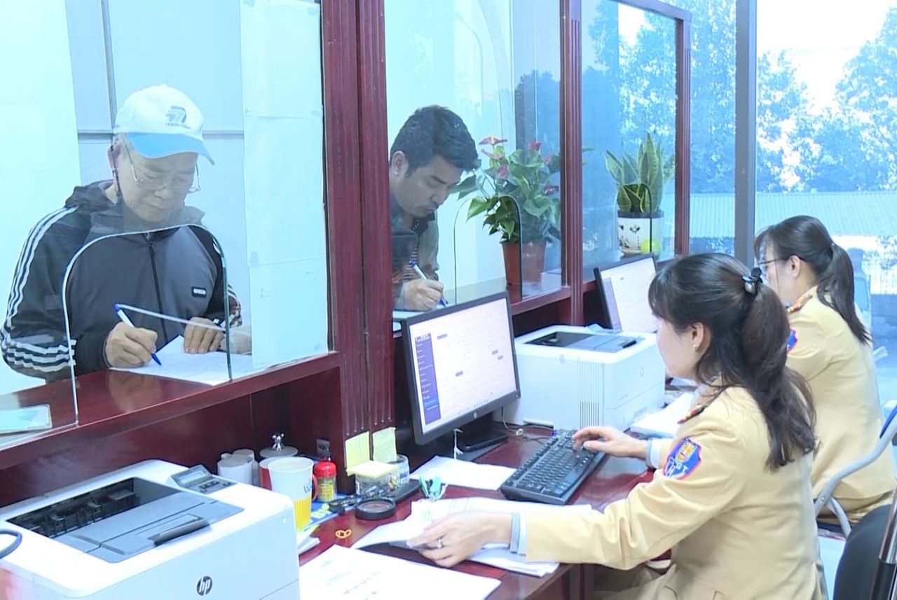 Những trường hợp nào không phải thi sát hạch lý thuyết để cấp giấy phép lái xe? - Ảnh 1.