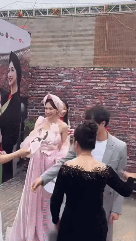 Văn Toàn đưa 4 tỷ đồng cho Hòa Minzy giữa ồn ào mập mờ tình cảm - Ảnh 3. Văn Toàn đưa 4 tỷ đồng cho Hòa Minzy giữa ồn ào mập mờ tình cảm - Ảnh 3.