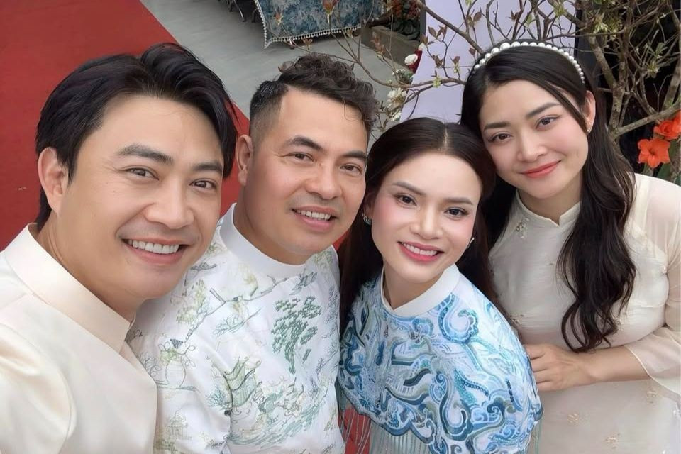 Một nữ NSND dòng nhạc đỏ làm lễ ăn hỏi ở tuổi 43, thân thế người chồng gây tò mò - Ảnh 2. Một nữ NSND dòng nhạc đỏ làm lễ ăn hỏi ở tuổi 43, thân thế người chồng gây tò mò - Ảnh 2.