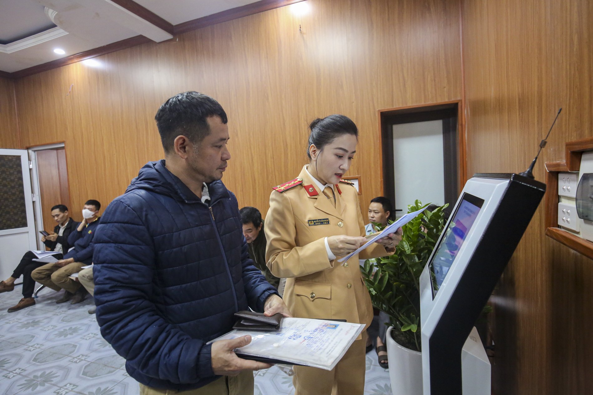 Sau tiếp nhận việc thực hiện thủ tục cấp, đổi GPLX ở Hà Nội diễn ra như thế nào? - Ảnh 9.
