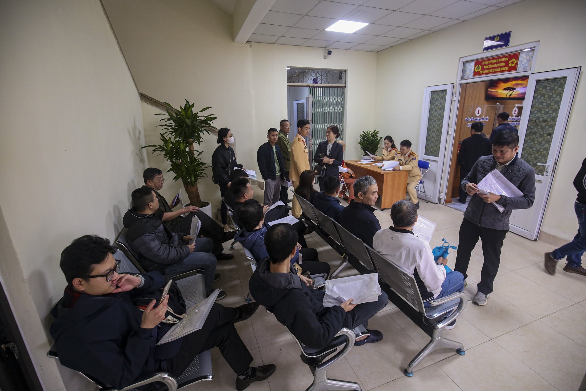 Sau tiếp nhận việc thực hiện thủ tục cấp, đổi GPLX ở Hà Nội diễn ra như thế nào? - Ảnh 2.