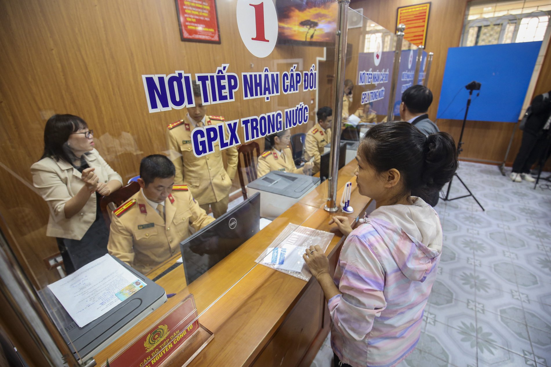 Sau tiếp nhận việc thực hiện thủ tục cấp, đổi GPLX ở Hà Nội diễn ra như thế nào? - Ảnh 10.