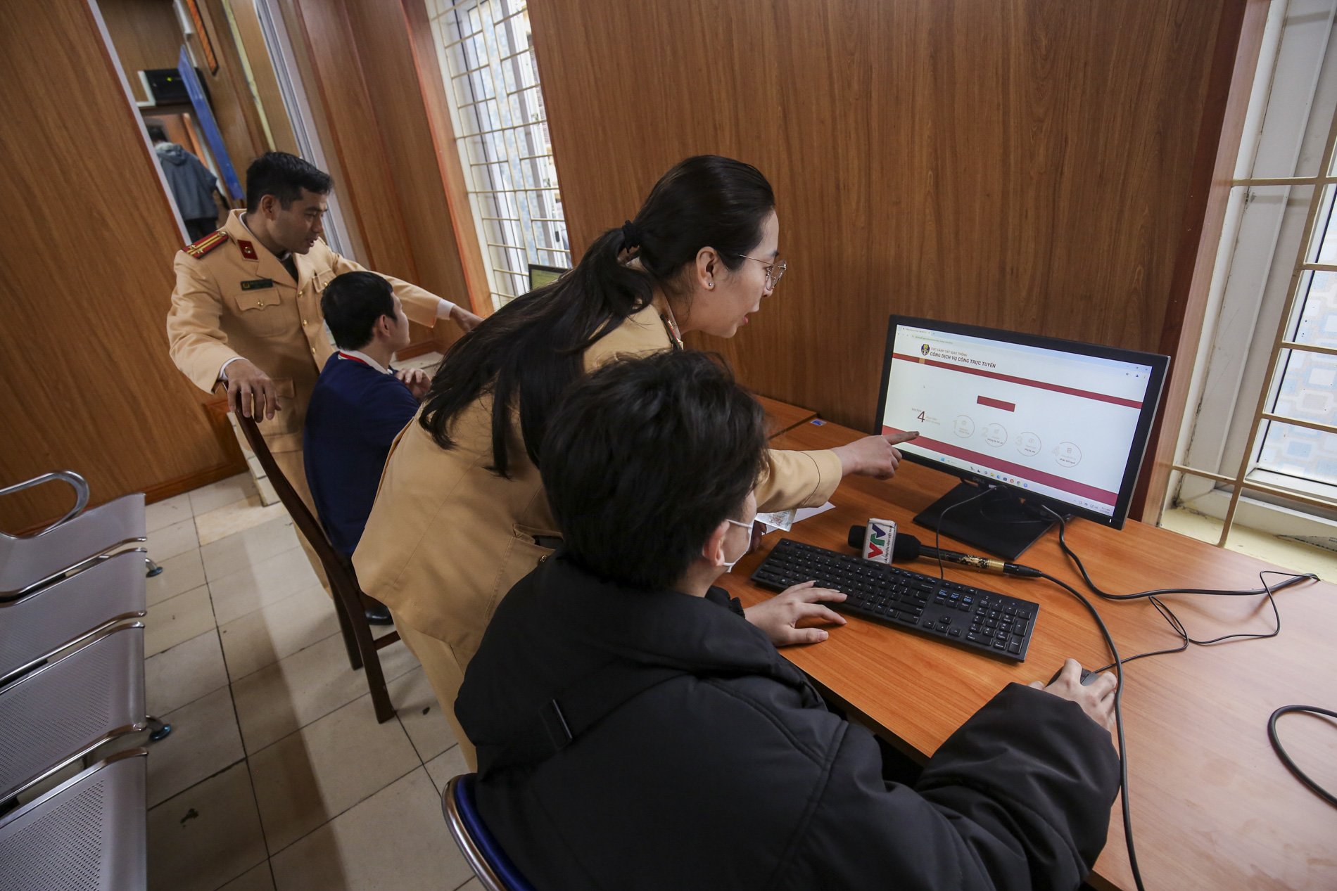Sau tiếp nhận việc thực hiện thủ tục cấp, đổi GPLX ở Hà Nội diễn ra như thế nào? - Ảnh 12.