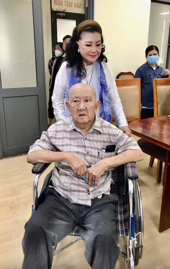Đàm Vĩnh Hưng thăm nhà NSND Kim Cương, thừa nhận 'tượng đài của lòng mình' - Ảnh 3.