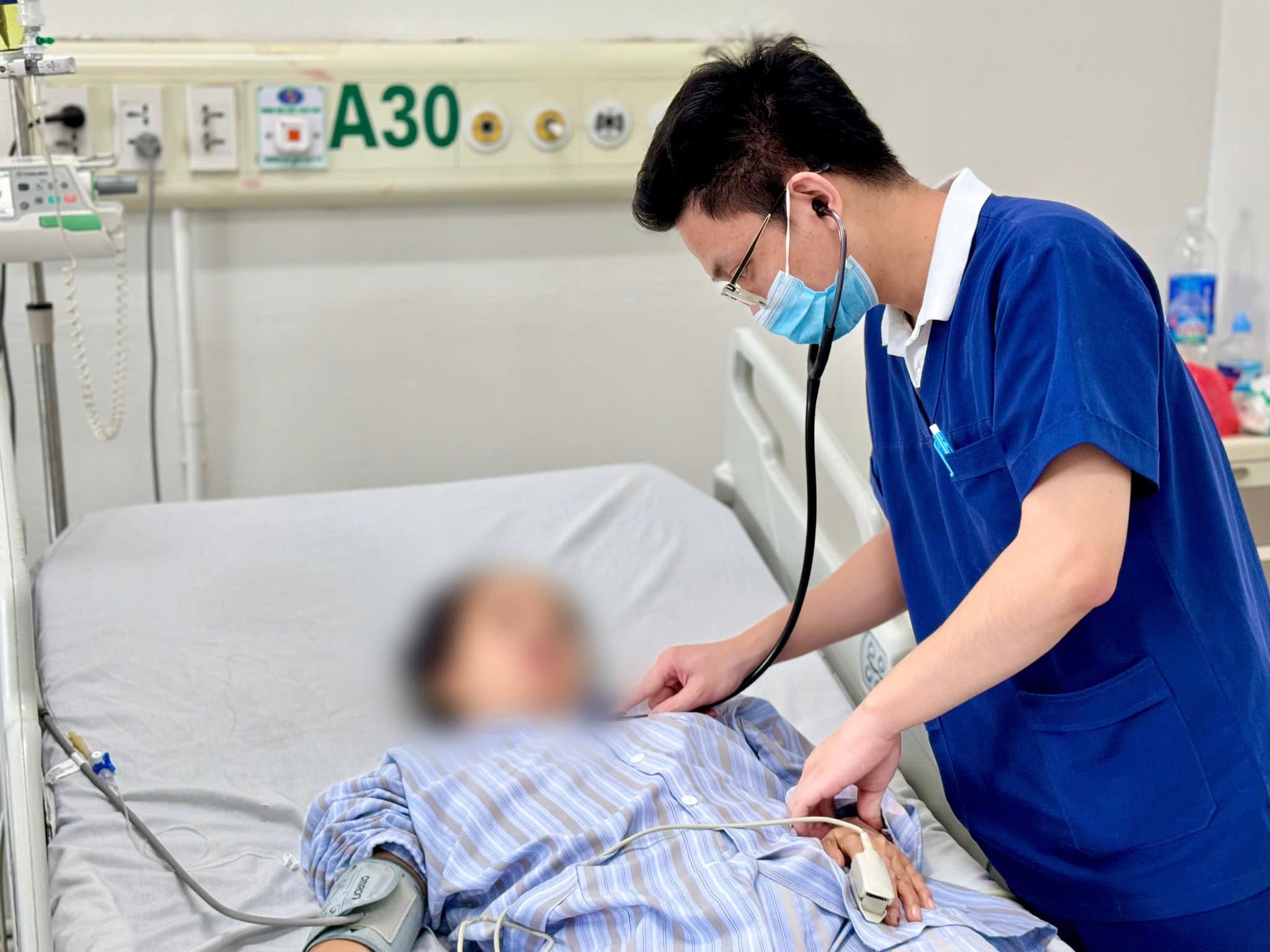 Không điều trị dứt điểm viêm tai giữa, người phụ nữ rơi vào hôn mê sâu - Ảnh 1.