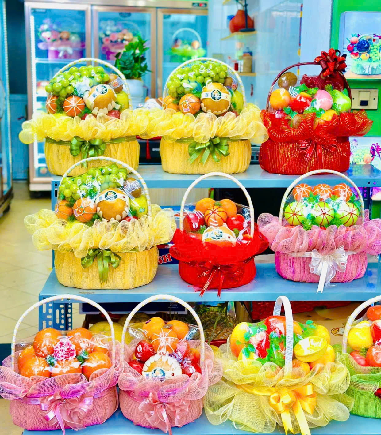 Hoa tươi, giỏ trái cây giá vài trăm ngàn đồng hút khách cận ngày Quốc tế Phụ nữ (8/3)- Ảnh 3.