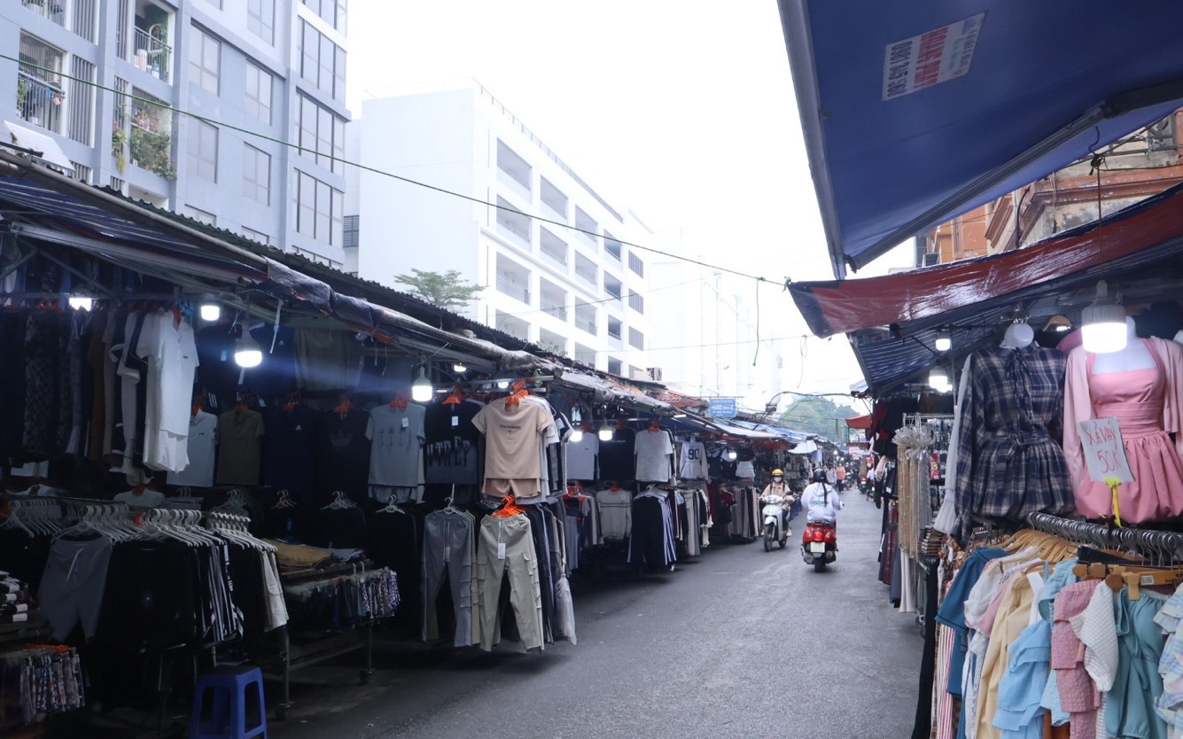 Vì sao chợ Nhà Xanh điểm mua sắm sầm uất một thời giờ ở Hà Nội giờ đìu hiu vắng khách?