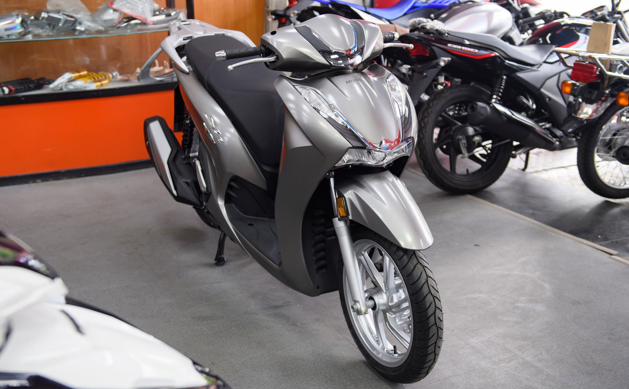 Giá xe SH mới nhất rẻ kỷ lục, giảm sâu hàng chục triệu đồng, chỉ ngang SH Mode, nhỉnh hơn xe bình dân Air Blade, LEAD- Ảnh 3.