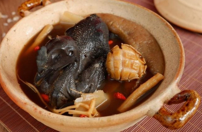Cách nấu gà ác hầm thuốc bắc bổ dưỡng, mềm nhừ và 2 trường hợp cần hết sức lưu ý khi ăn- Ảnh 2.
