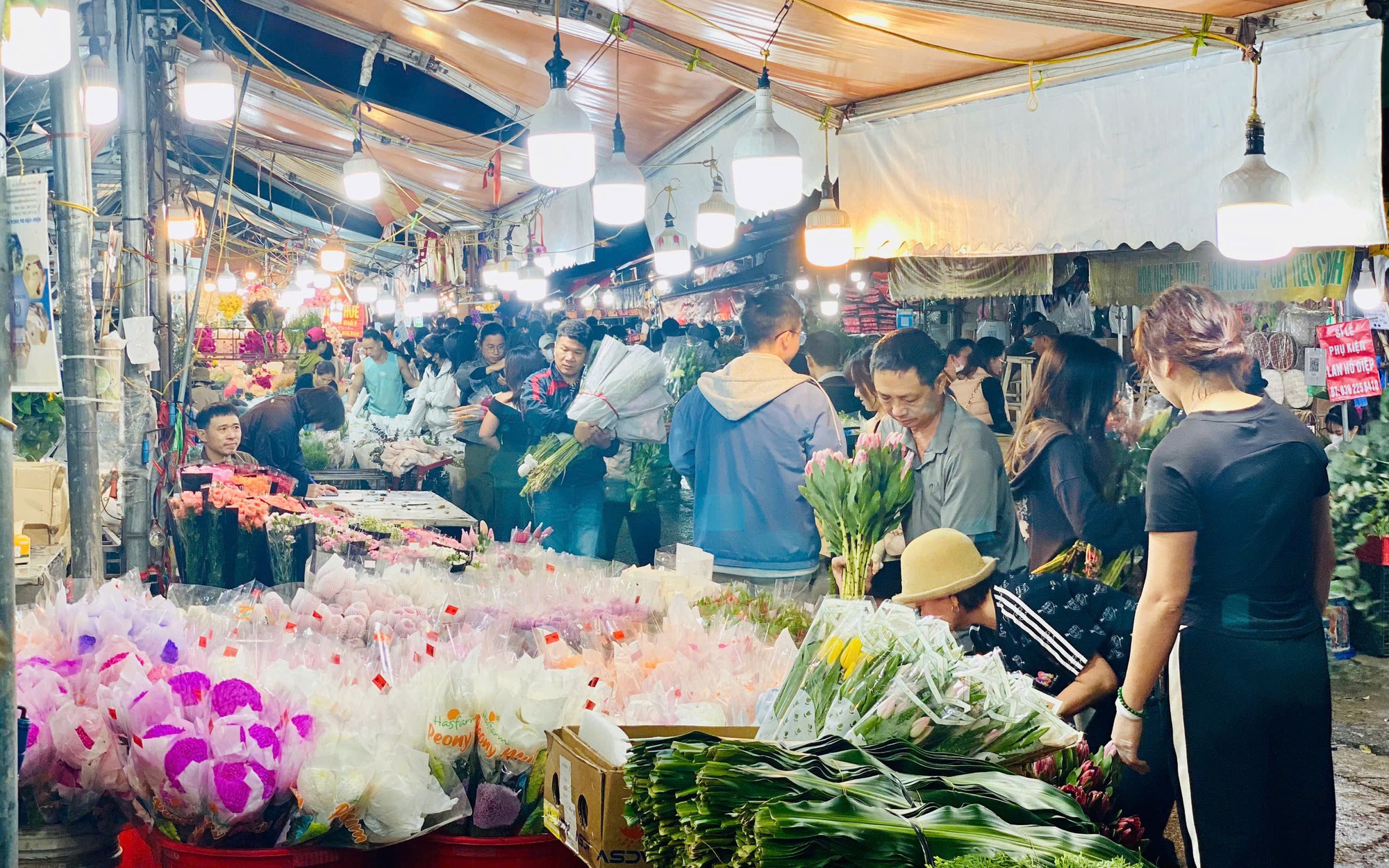 Chợ hoa đầu mối lớn bậc nhất Thủ đô chật kín người trước ngày Quốc tế Phụ nữ (8/3)