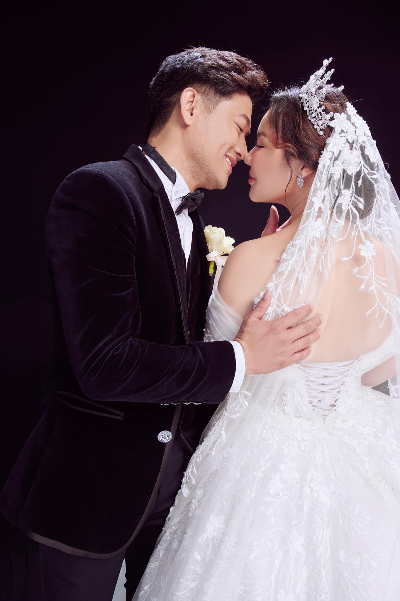 Tình cảm 4 năm mặn nồng của NSƯT quý Bình và vợ doanh nhân hơn 7 tuổi - Ảnh 2.