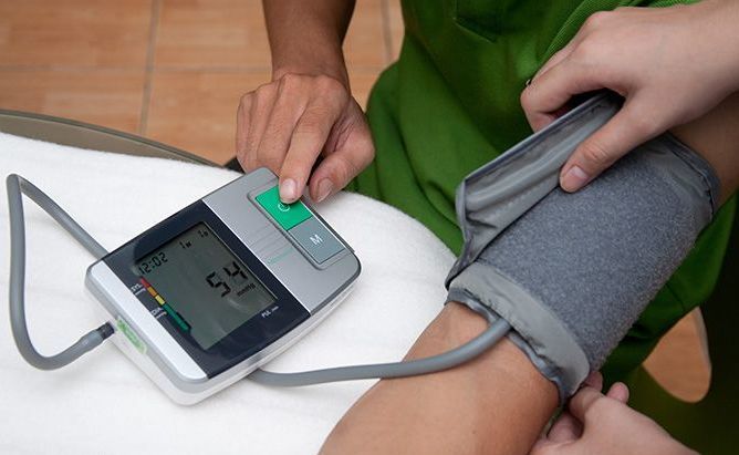 Chỉ số huyết áp bình thường theo độ tuổi của bạn là bao nhiêu? Không phải ai cũng biết!- Ảnh 2.