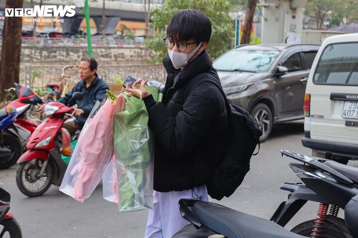 Xếp hàng cả tiếng đồng hồ chờ mua hoa 8/3 - Ảnh 17.