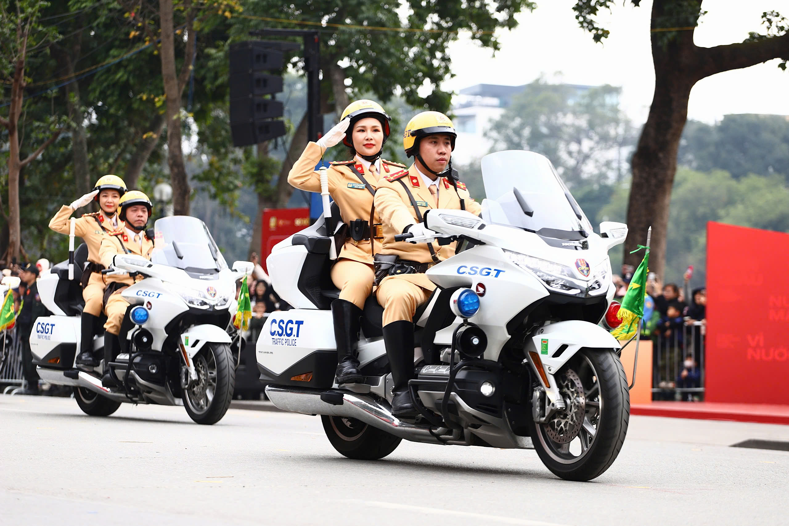 Chiêm ngưỡng dàn mô tô hiện đại của lực lượng CAND Việt Nam trình diễn tại hồ Hoàn Kiếm- Ảnh 6.