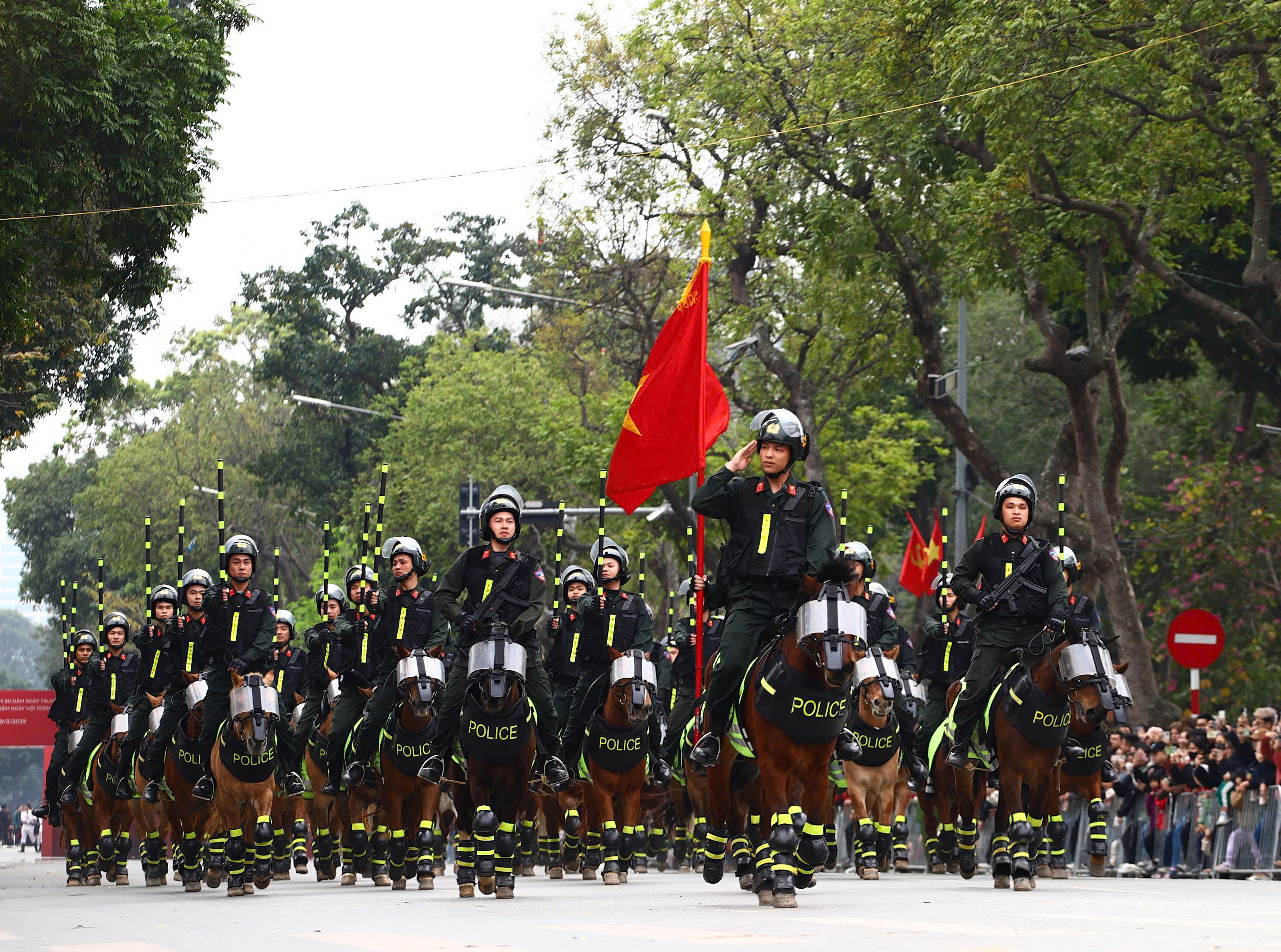 Chiêm ngưỡng dàn mô tô hiện đại của lực lượng CAND Việt Nam trình diễn tại hồ Hoàn Kiếm- Ảnh 4.