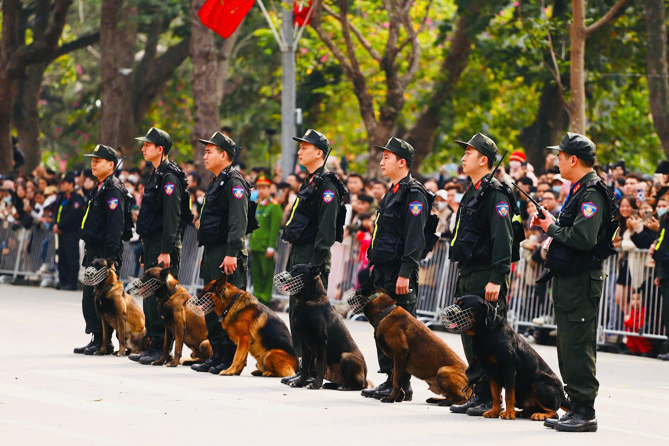 Chiêm ngưỡng dàn mô tô hiện đại của lực lượng CAND Việt Nam trình diễn tại hồ Hoàn Kiếm- Ảnh 8.