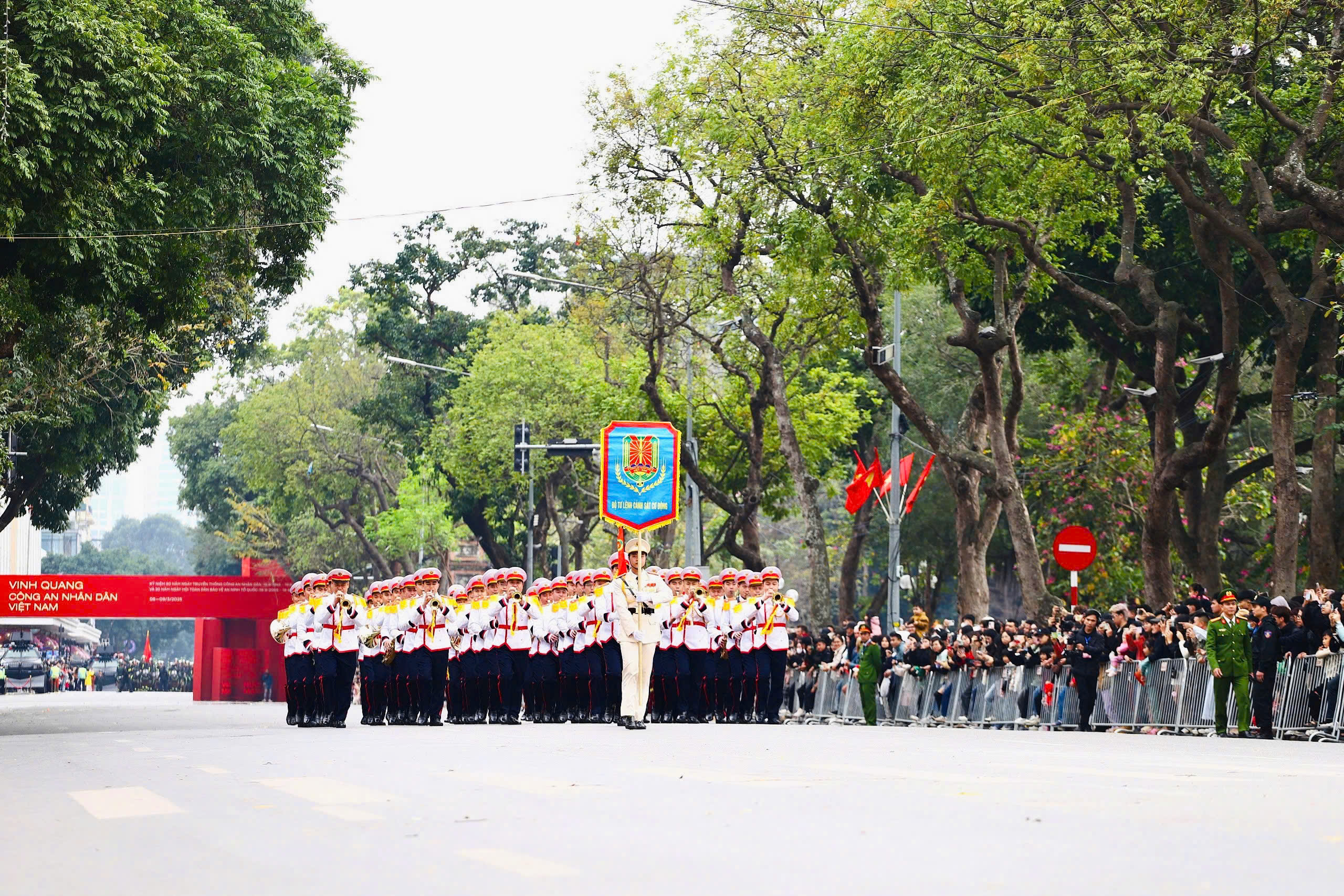 Chiêm ngưỡng dàn mô tô hiện đại của lực lượng CAND Việt Nam trình diễn tại hồ Hoàn Kiếm- Ảnh 1.