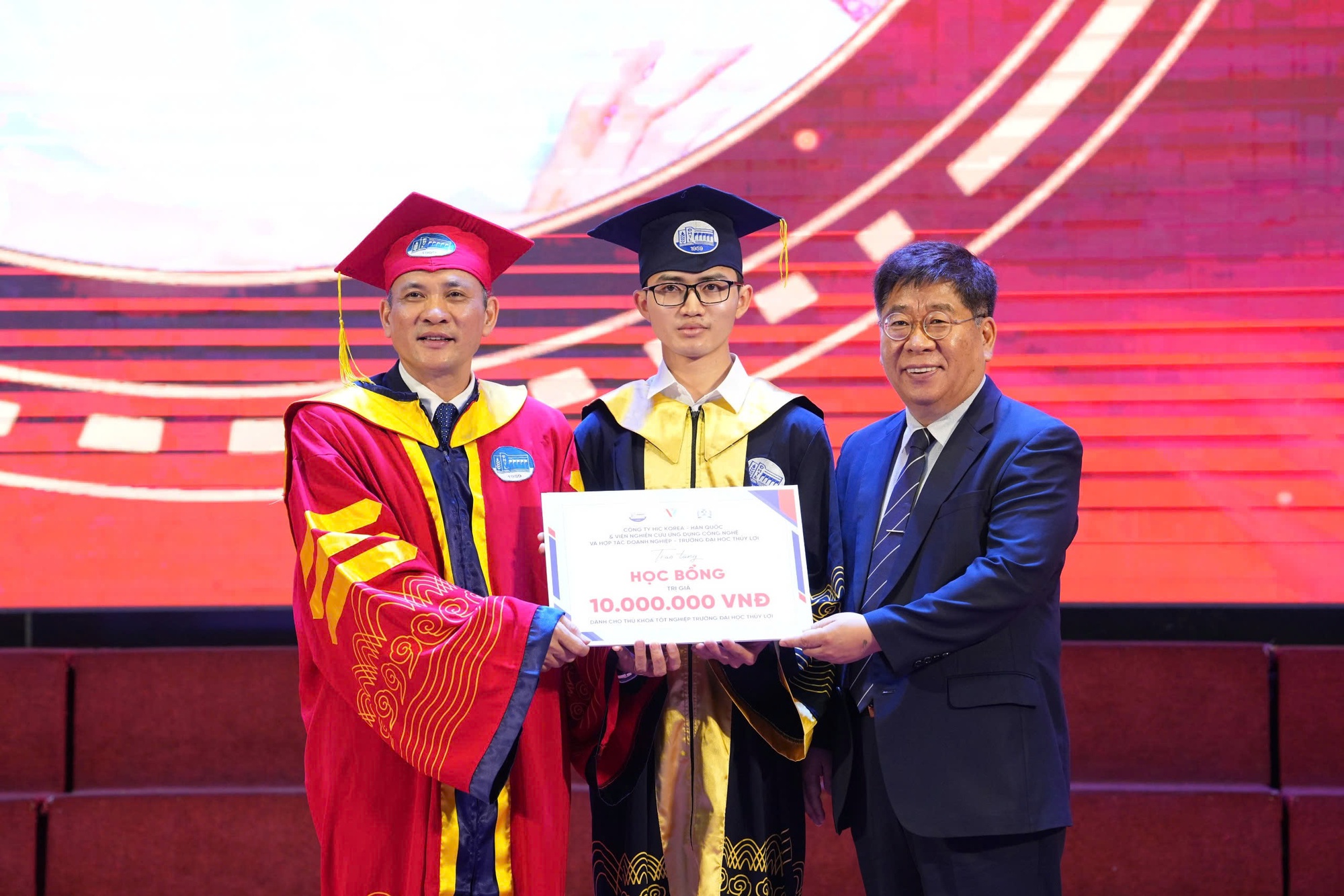 10X Nghệ An tốt nghiệp thủ khoa Đại học Thuỷ lợi với điểm GPA thuộc top 1% - Ảnh 1. 10X Nghệ An tốt nghiệp thủ khoa Đại học Thuỷ lợi với điểm GPA thuộc top 1% - Ảnh 1.
