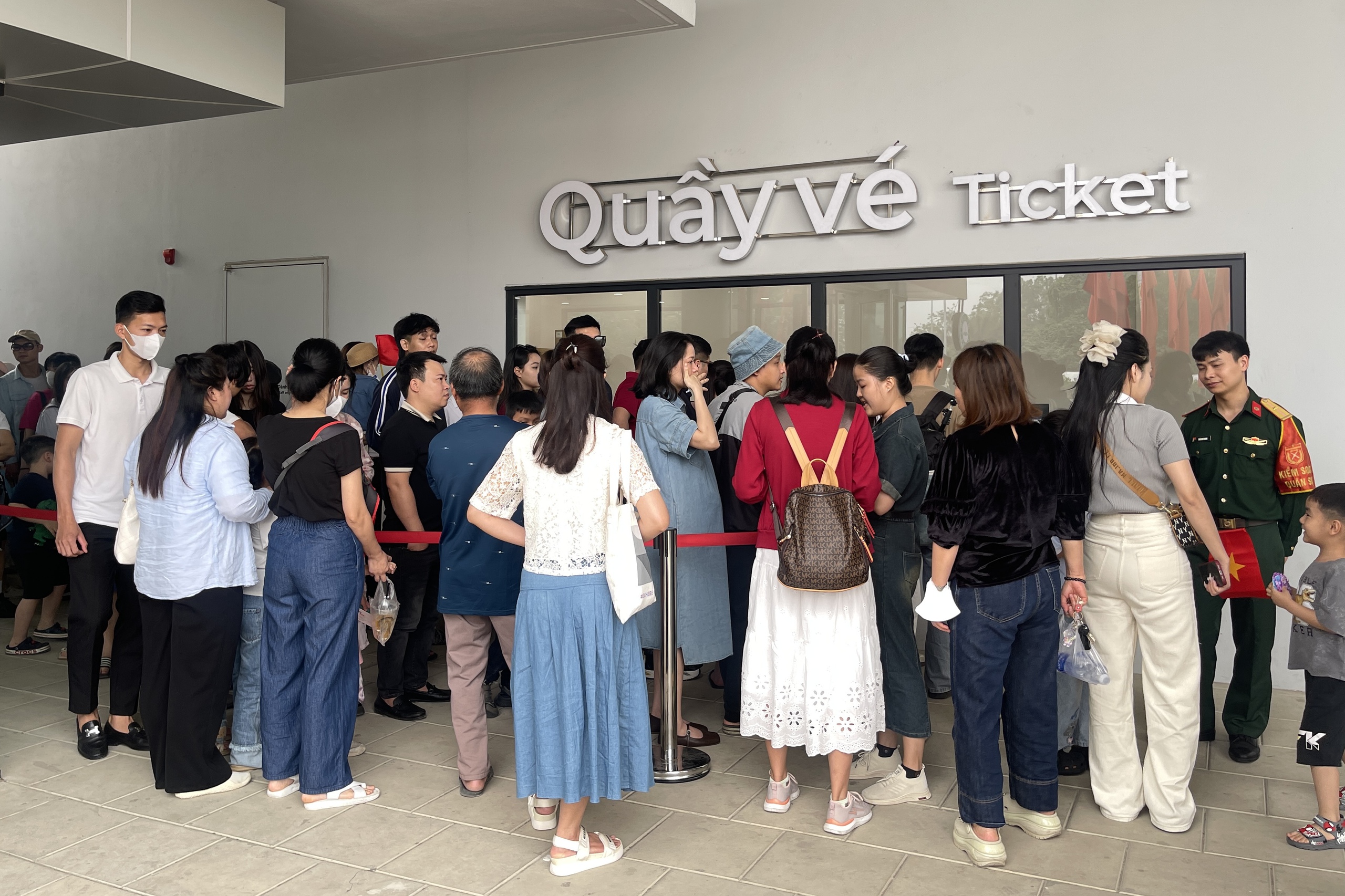 Chật kín khách tham quan sau 2 ngày mở bán vé tại Bảo tàng Lịch sử Quân Sự Việt Nam - Ảnh 1.