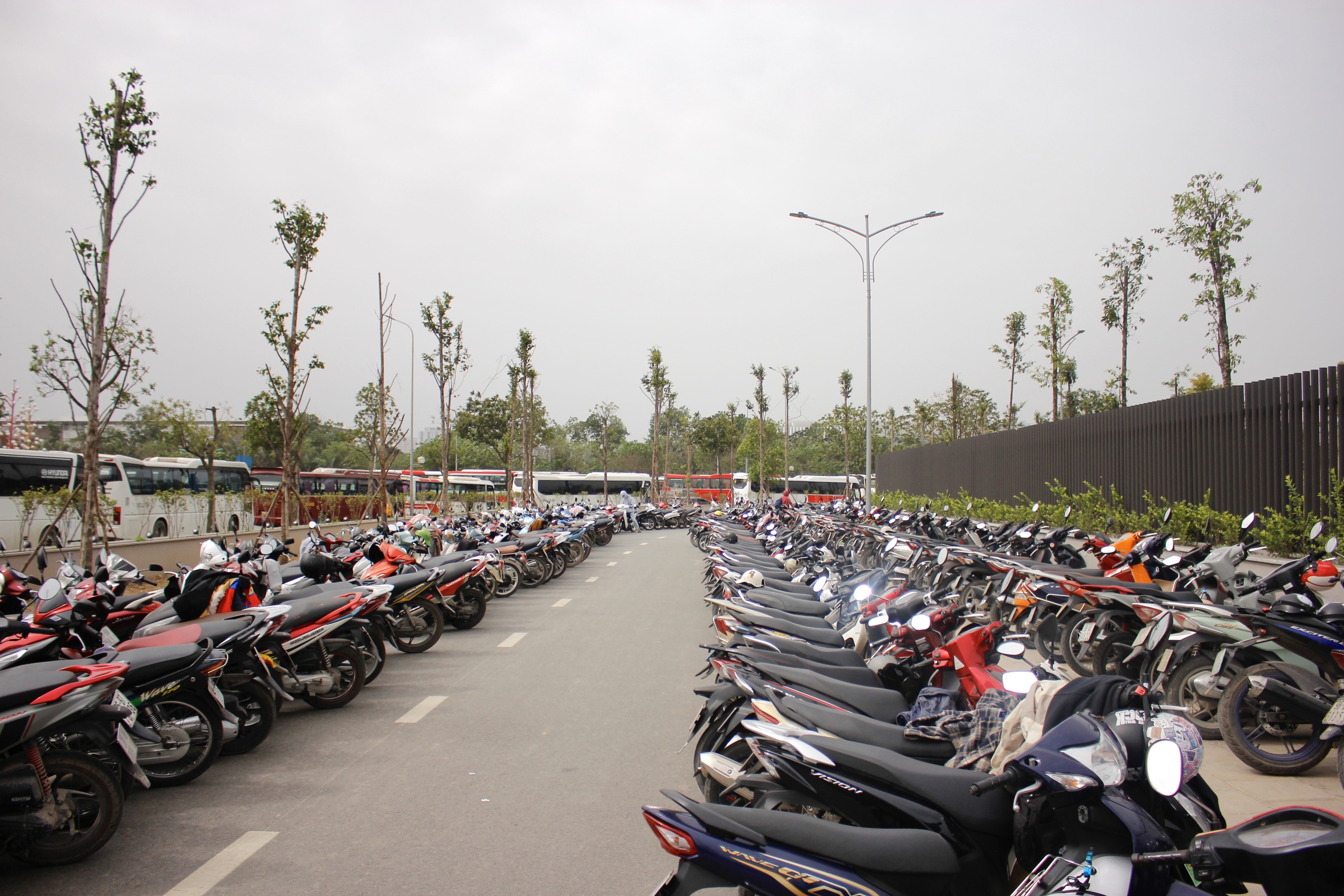 Chật kín khách tham quan sau 2 ngày mở bán vé tại Bảo tàng Lịch sử Quân Sự Việt Nam - Ảnh 6.