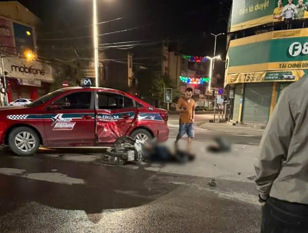 Xe máy phóng như 'tên bắn' lao thẳng vào ô tô khiến 2 người thương vong ở Thái Nguyên - Ảnh 2.