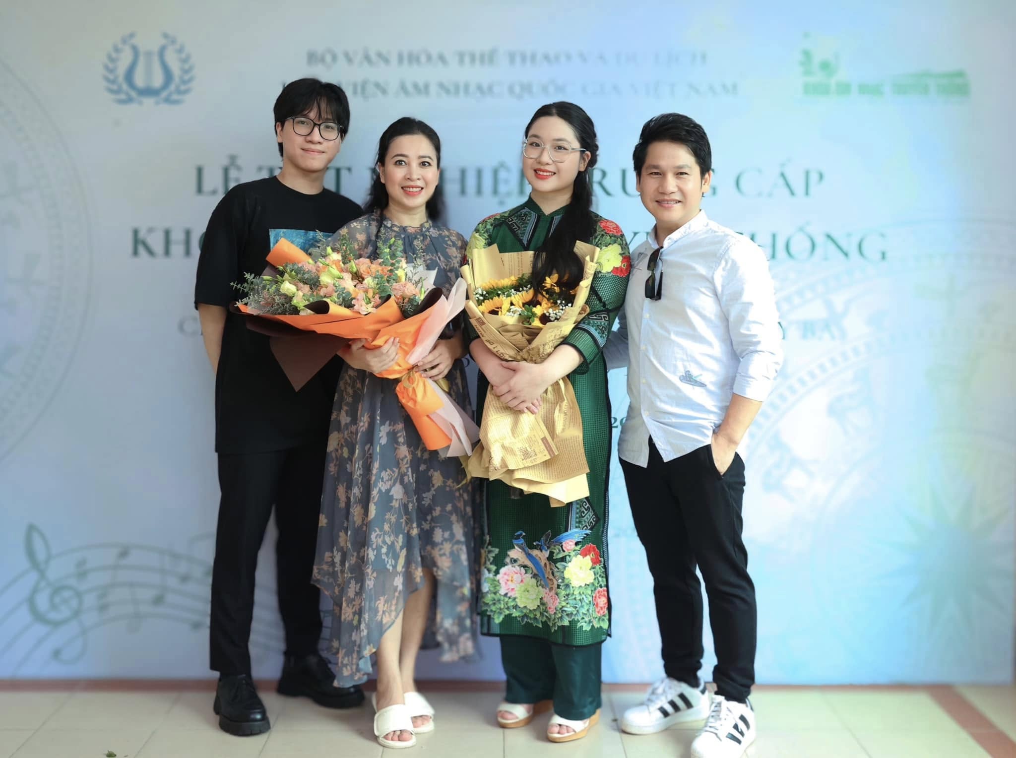 Nam ca sĩ dòng nhạc đỏ quê Thanh Hóa có cuộc sống đời thực bình yên bên vợ đẹp, con ngoan- Ảnh 14.