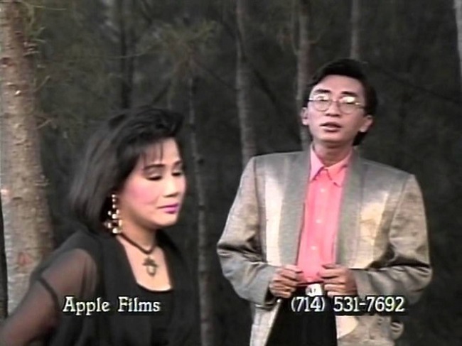 Nam ca sĩ “Hoàng tử Mưa bụi” đình đám từng phá sản rời bỏ showbiz, U70 sống ở ẩn bên người vợ kém 24 tuổi - Ảnh 2.