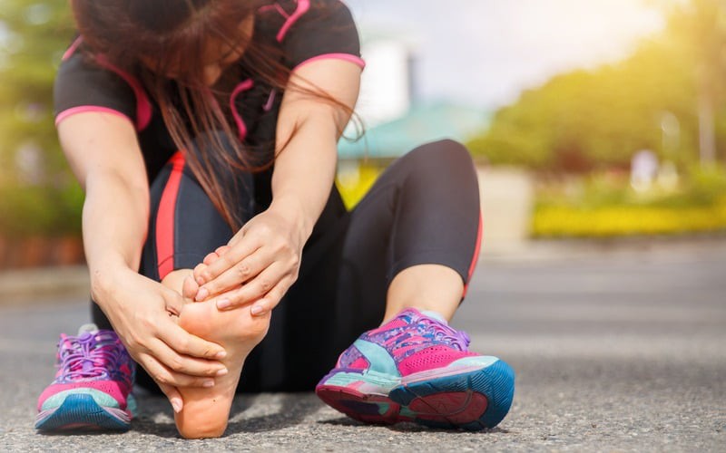 4 dấu hiệu khi đi bộ báo động cơ thể bạn có cục máu đông