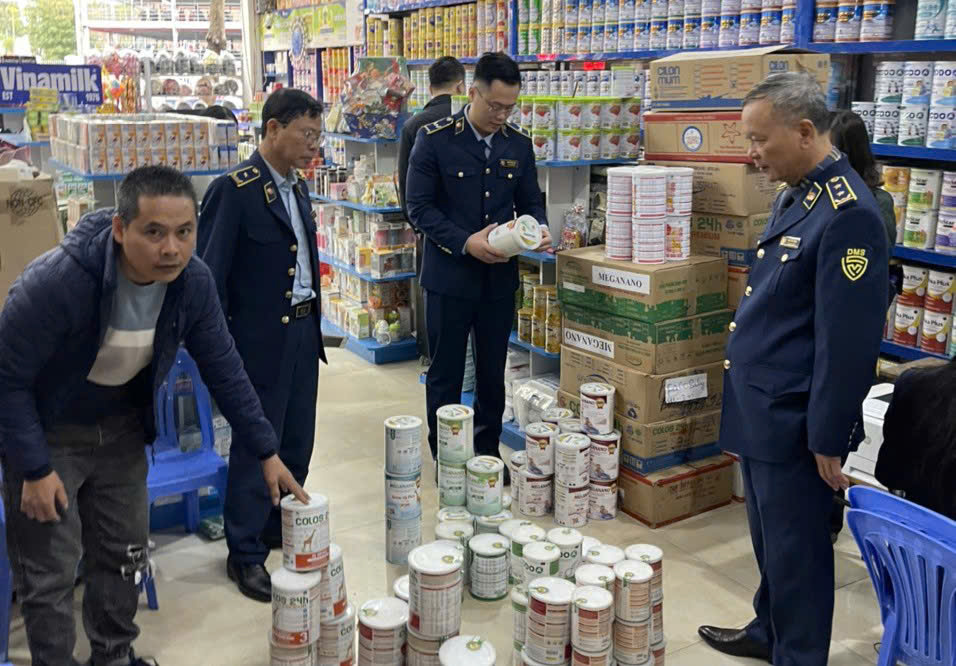 Vụ gần 600 loại sữa bột giả: Bộ Công thương không cấp phép, quản lý trực tiếp sữa bột giả của các công ty vi phạm?- Ảnh 4. Vụ gần 600 loại sữa bột giả: Bộ Công thương không cấp phép, quản lý trực tiếp sữa bột giả của các công ty vi phạm?- Ảnh 4.