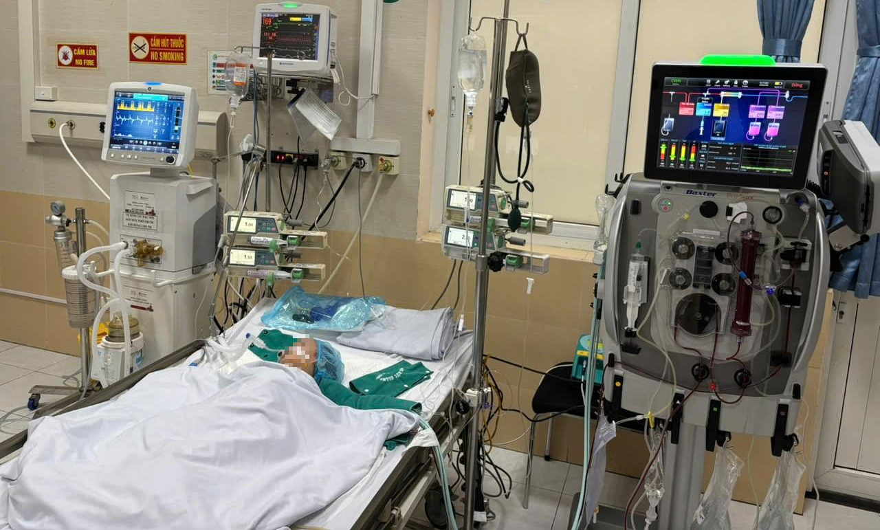 Mắc tay chân miệng, bé gái 14 tháng tuổi ở Hà Nội phải lọc máu liên tục- Ảnh 1.
