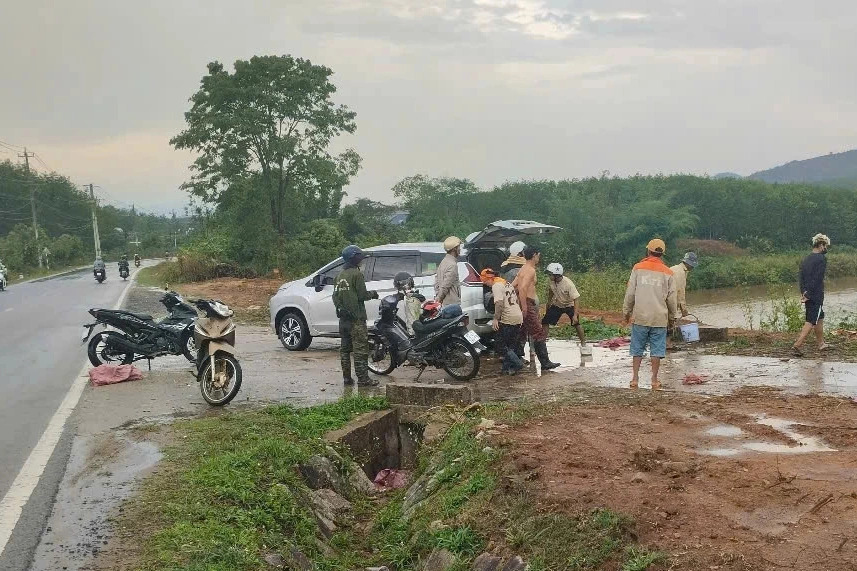 7 người thương vong do bị sét đánh khi đang trú mưa trên rẫy ở Kon Tum- Ảnh 1. 7 người thương vong do bị sét đánh khi đang trú mưa trên rẫy ở Kon Tum- Ảnh 1.