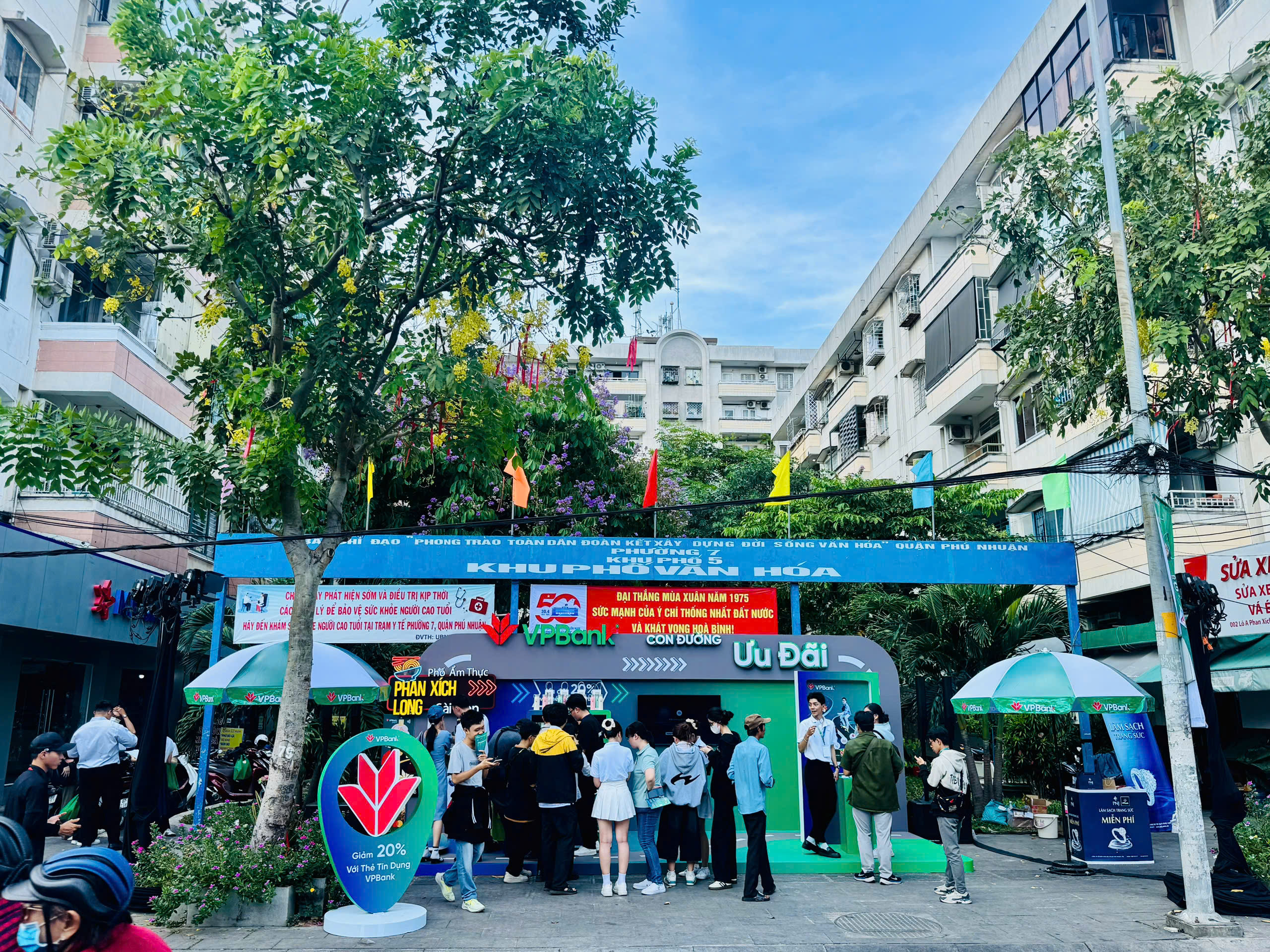 Nhiều khách hàng trải nghiệm chi tiêu tại "Con đường ưu đãi" do VPBank triển khai- Ảnh 1.