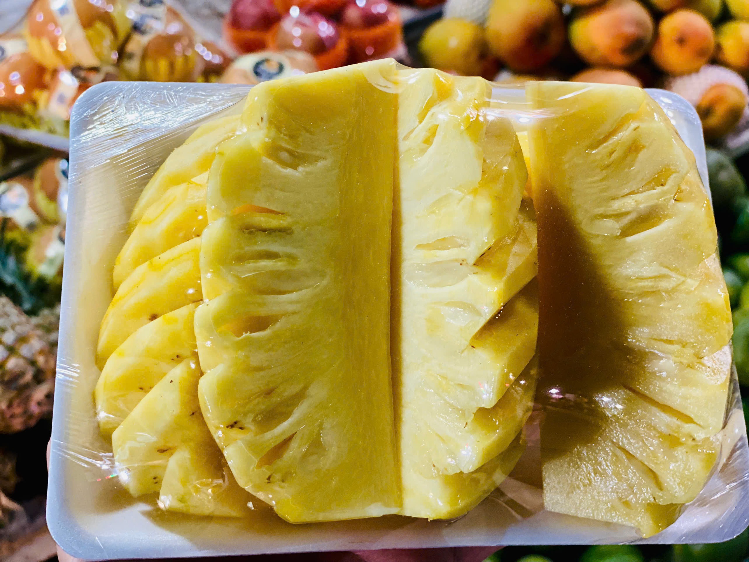 Dứa vào vụ giá vẫn cao vút, tiểu thương 'dè dặt' nhập hàng vì sợ lỗ vốn- Ảnh 1.