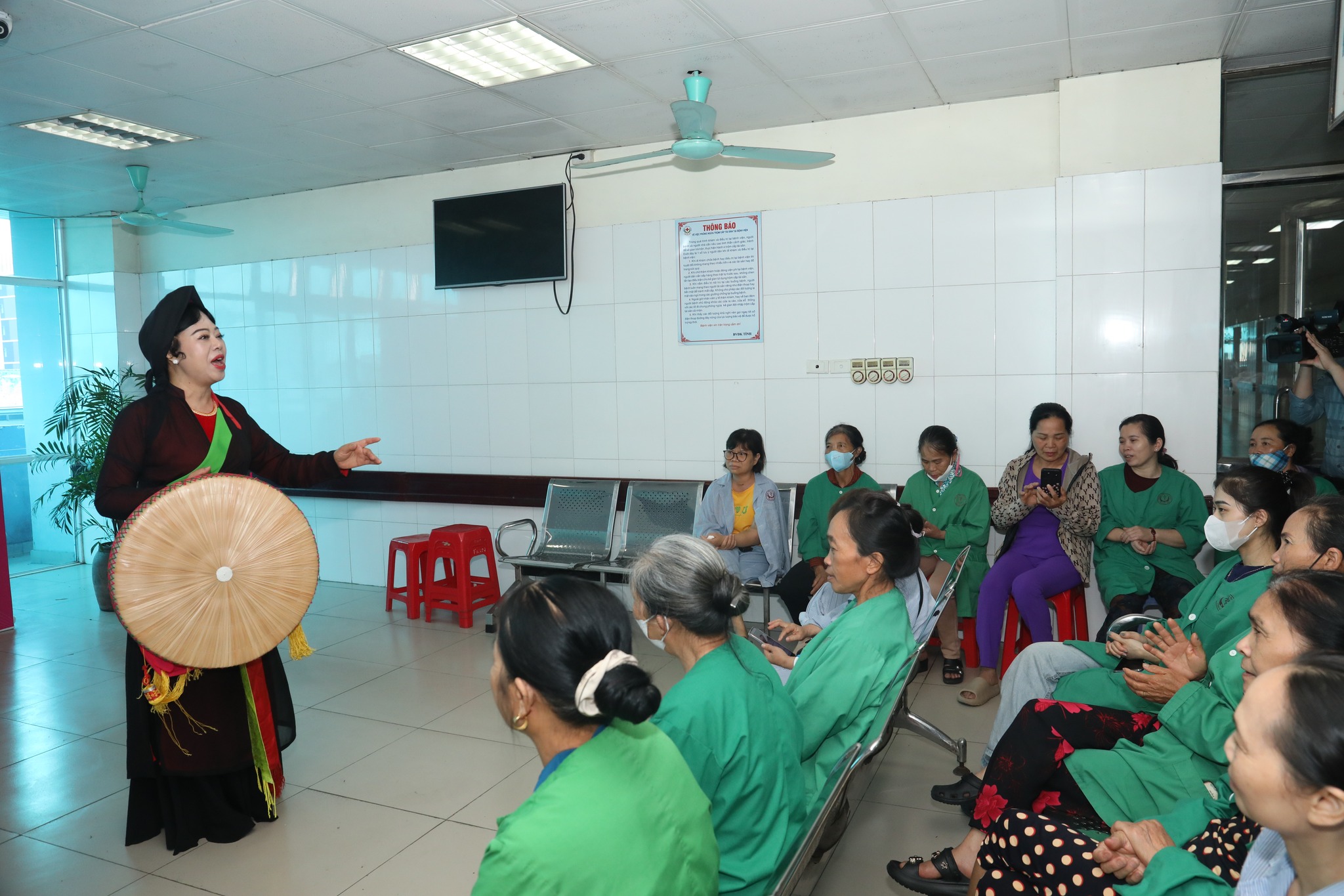 Mang âm nhạc đến bệnh viện số 215: Hơn cả âm nhạc là tình người giữa đời thường - Ảnh 6.