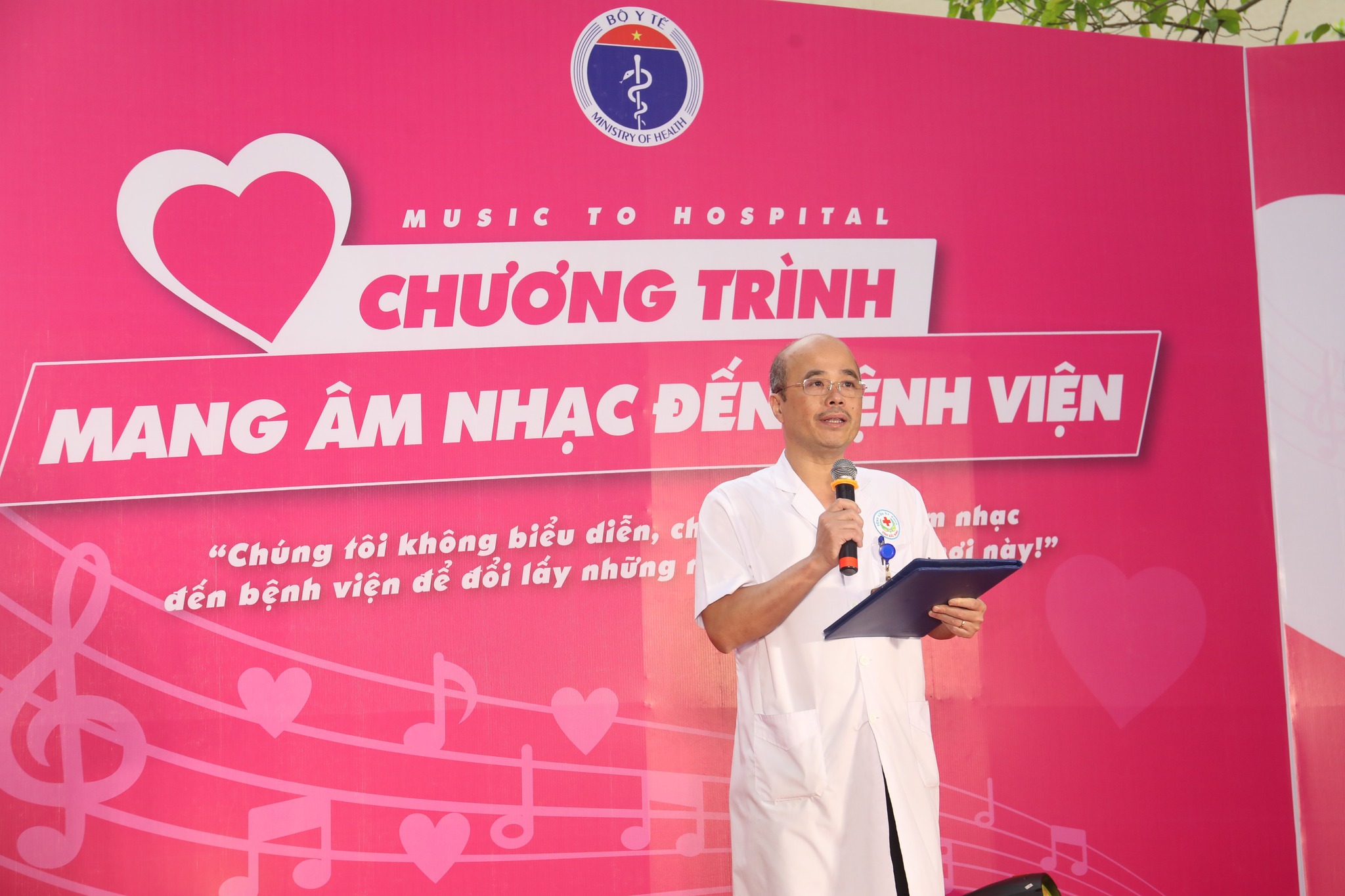 Mang âm nhạc đến bệnh viện số 215: Hơn cả âm nhạc là tình người giữa đời thường - Ảnh 2.